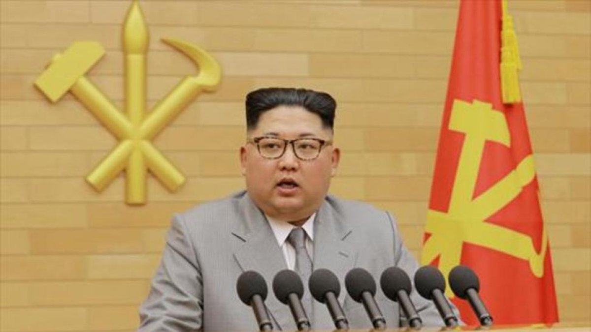 Kim Jong-un, durante la alocución dirigida ayer a los norcoreanos, que la televisión nacional emitió en bucle todo el día.-REUTERS / KCNA