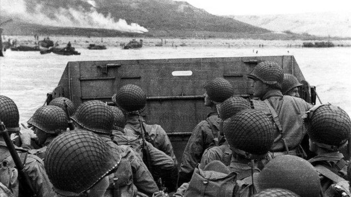 Un grupo de soldados estadounidenses se aproxima a la playa de Omaha, durante el desembarco de Normandía.-ARCHIVO DEL EJÉRCITO DE EEUU (REUTERS)
