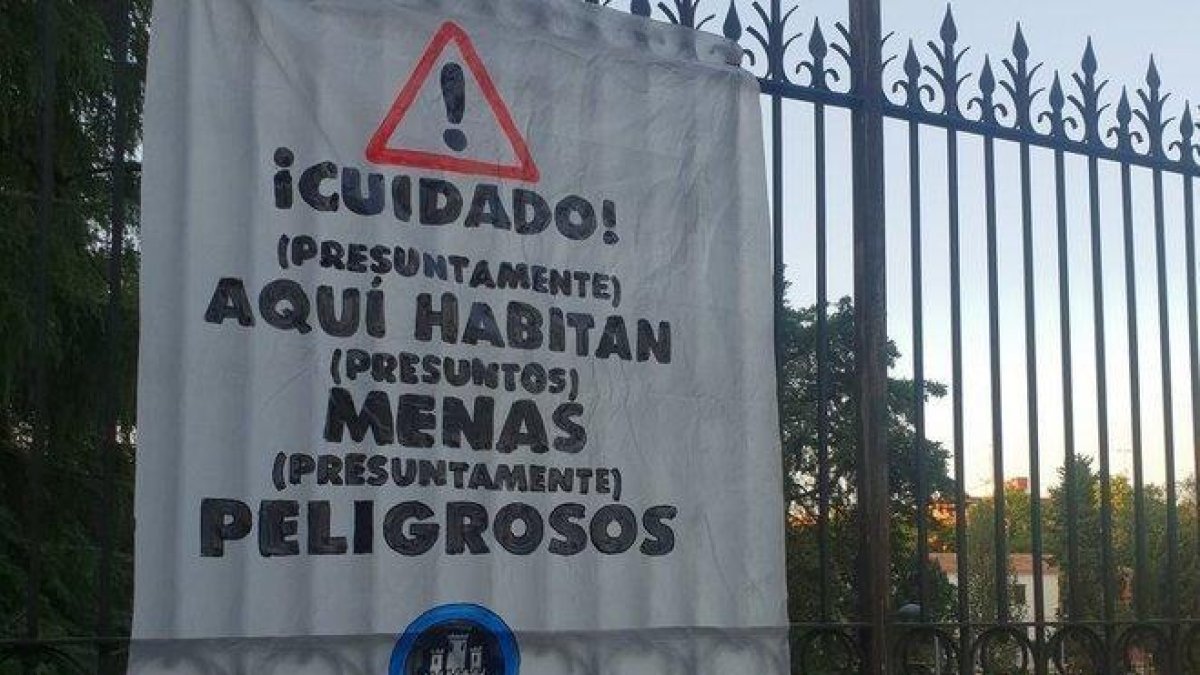 Pancarta del colectivo okupa Hogar Social Madrid contra los menores extranjeros no acompañados (MENAS) en el centro de Hortaleza.-TWITTER