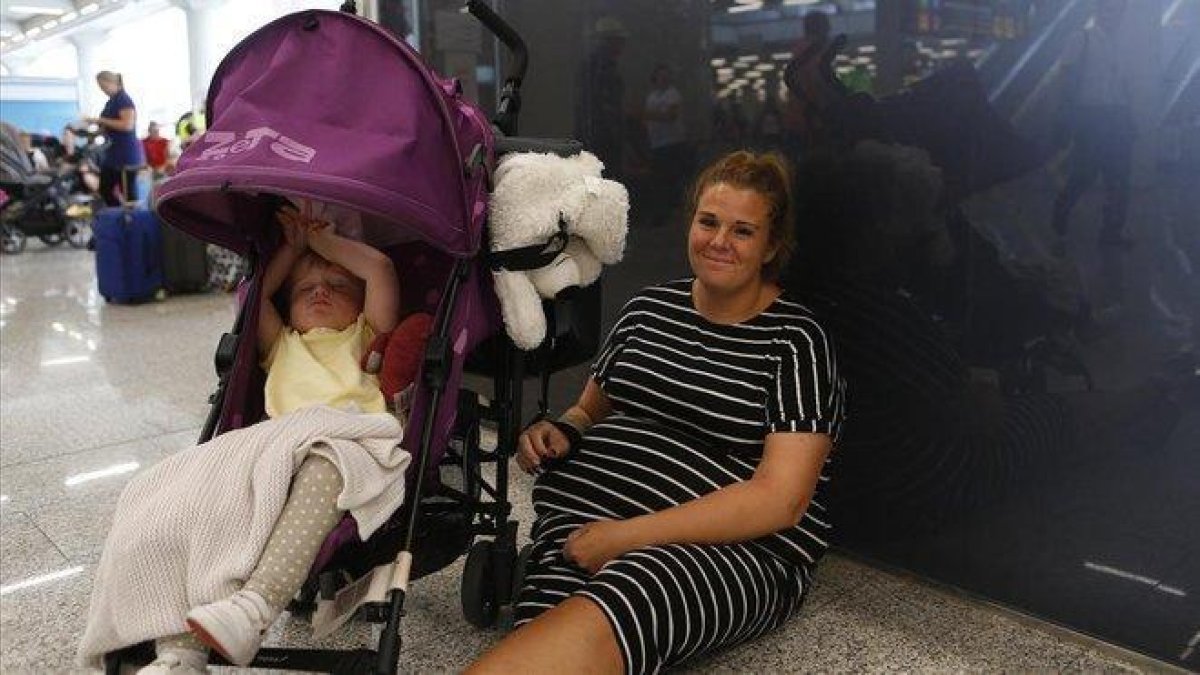Zara Hepplewhite acuna a su bebé en el aeropuerto de Son Sant Joan.-ENRIQUE CALVO