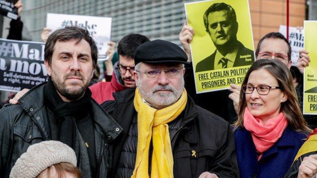 Los exconsejeros catalanes Antoni Comín (izquierda) y Lluis Puig (centro).-EPA