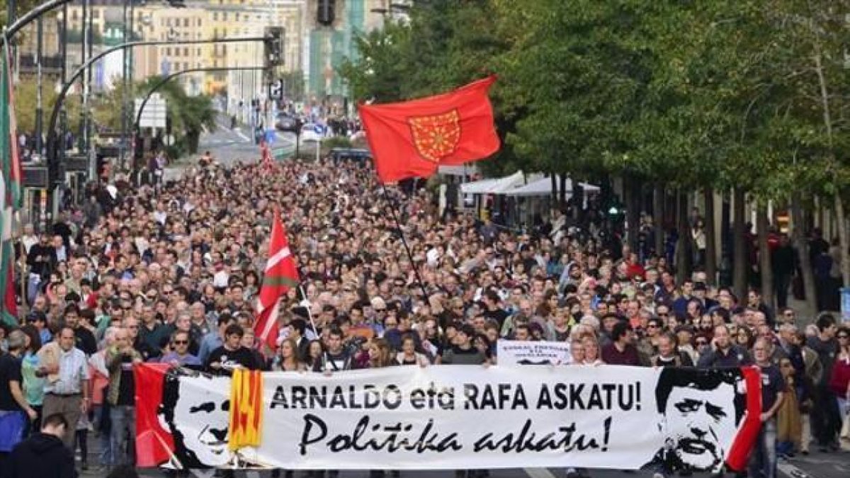 Manifestación a favor de la libertad de Arnaldo Otegi, este sábado en San Sebastián.-REUTERS / VINCENT WEST