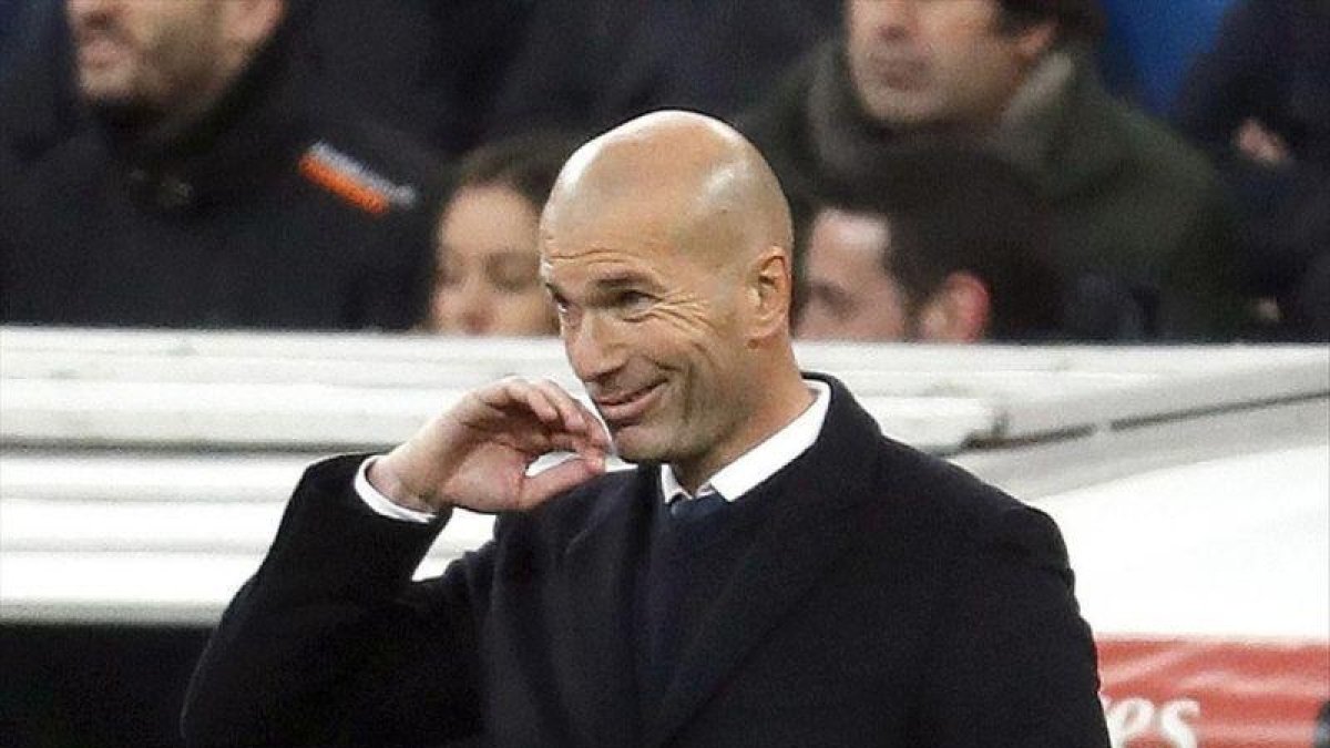 Zidane, durante el partido ante el Celta en el Bernabéu.-EFE / BALLESTEROS