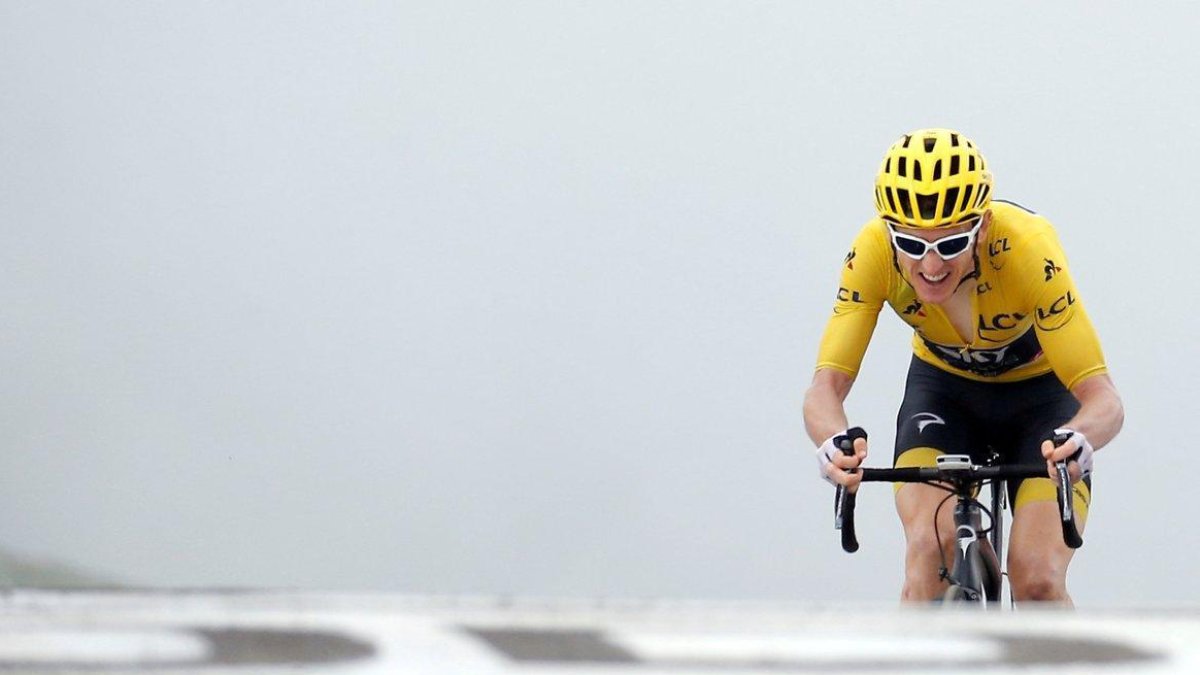 Geraint Thomas, en la cima de Portet, en los Alpes, como líder del Tour 2018 que ganó en julio.-REUTERS / STEPHANE MAHE