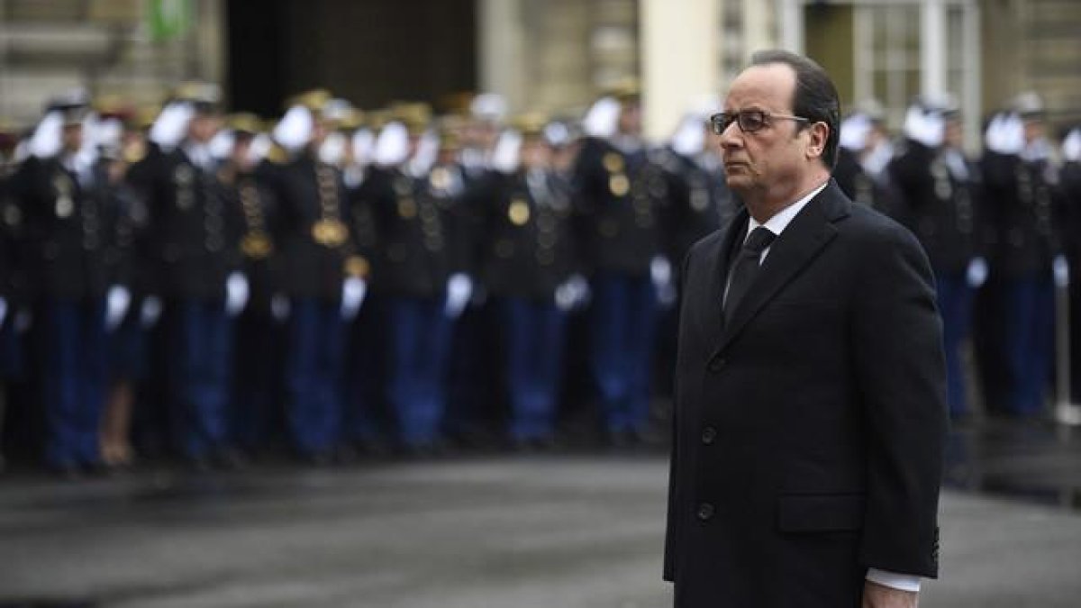 El presidente francés, François Hollande, rinde homenaje a las víctimas de los ataques terroristas en París, en el cuartel general de la Policía en la capital francesa.-AP