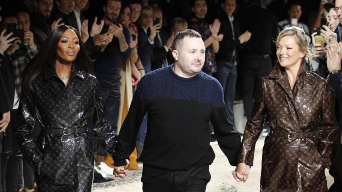 El diseñador británico Kim Jones  flanqueado por las modelos Naomi Campbell  y Kate Moss, saluda al público en su último desfile para la firma Louis Vuitton.-PERIODICO (AP / FRANÇOIS MORI)