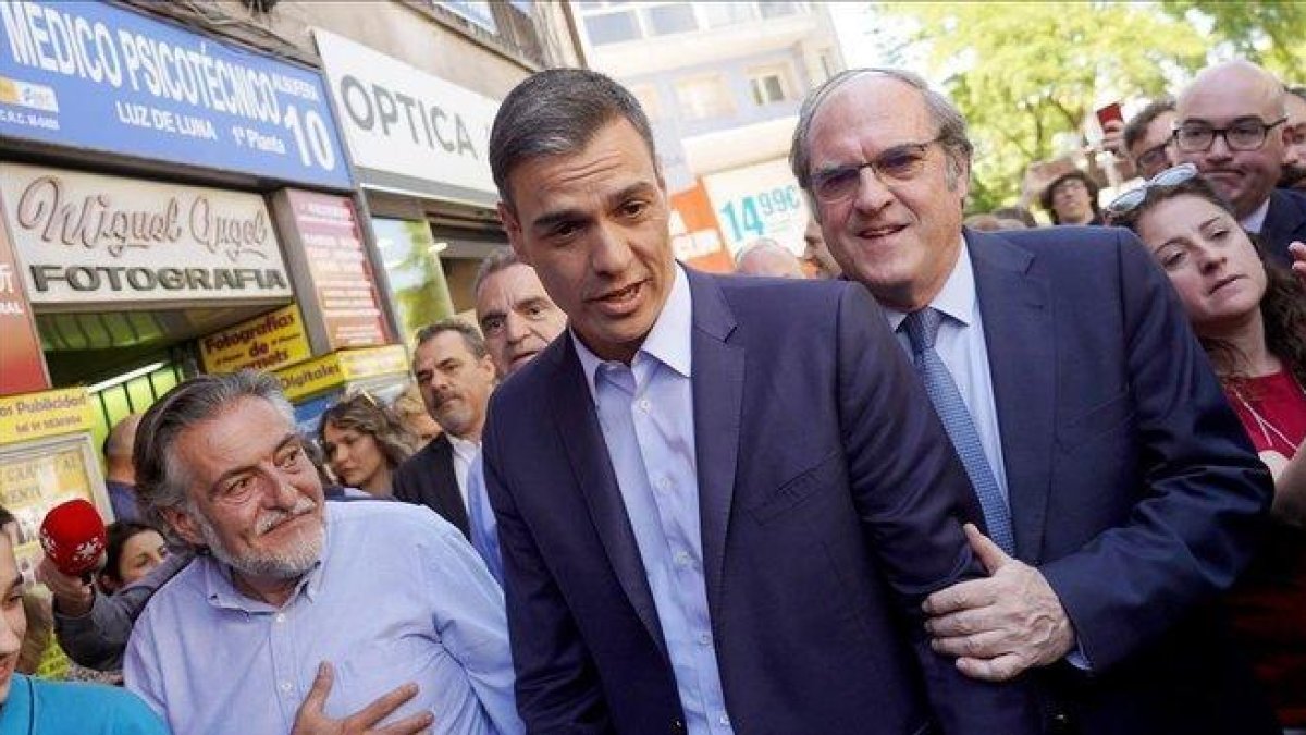 Pedro Sánchez, junto a Pepu Hernández y Ángel Gabilondo, pasea por el distrito madrileño de Vallecas, este lunes.-JOSÉ LUIS ROCA
