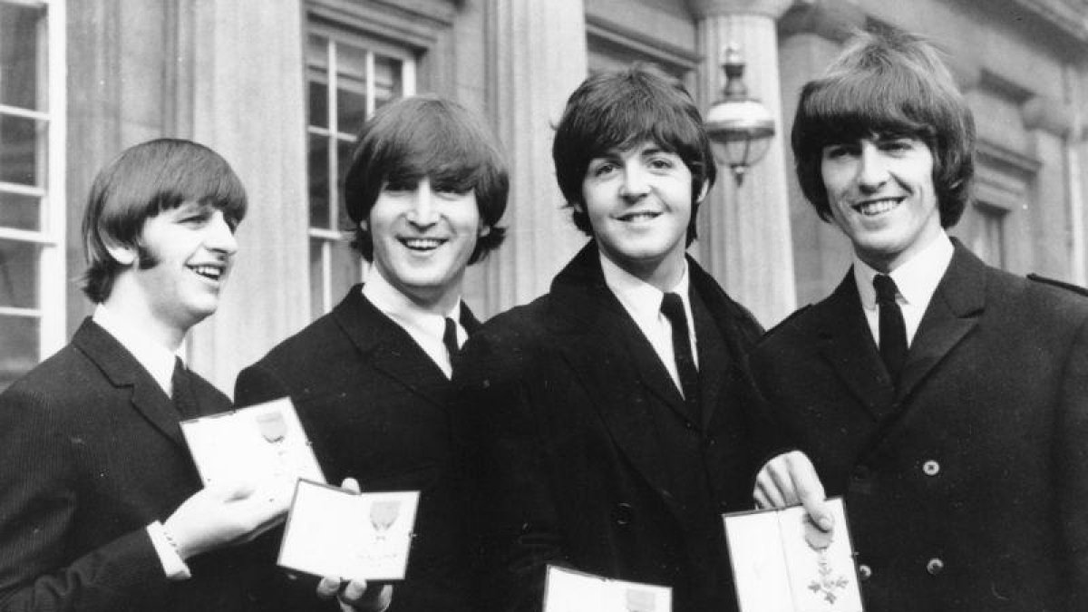 Ringo Starr, John Lennon, Paul McCartney y George Harrison, con la Oden del Imperio británico, en octubre de 1965.-AP
