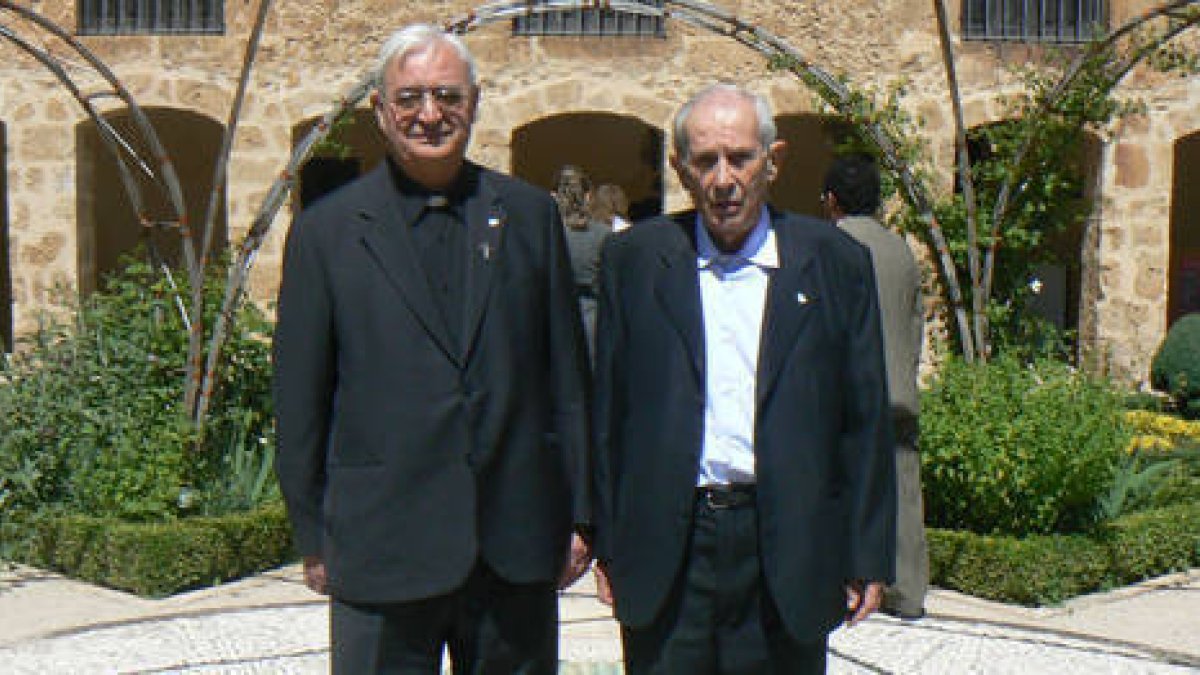 Los dos sacerdotes homenajeados en los jardines de Los Castejones. / REPORTAJE GRÁFICO: EVA SÁNCHEZ-
