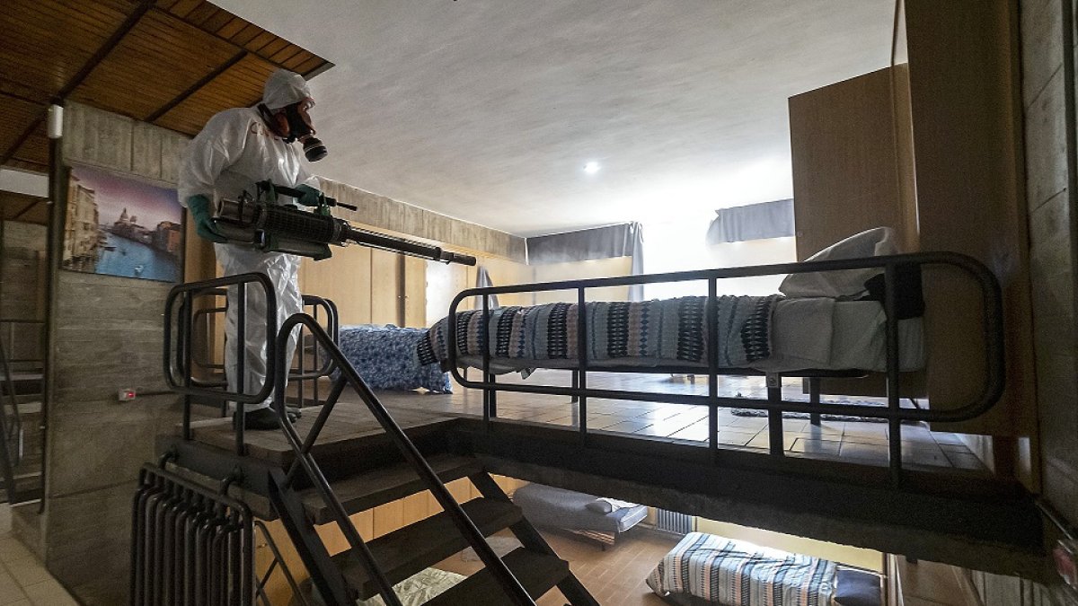Trabajos de desinfección por parte la Brilat del Ejército en una residencia de ancianos. PABLO REQUEJO / PHOTOGENIC
