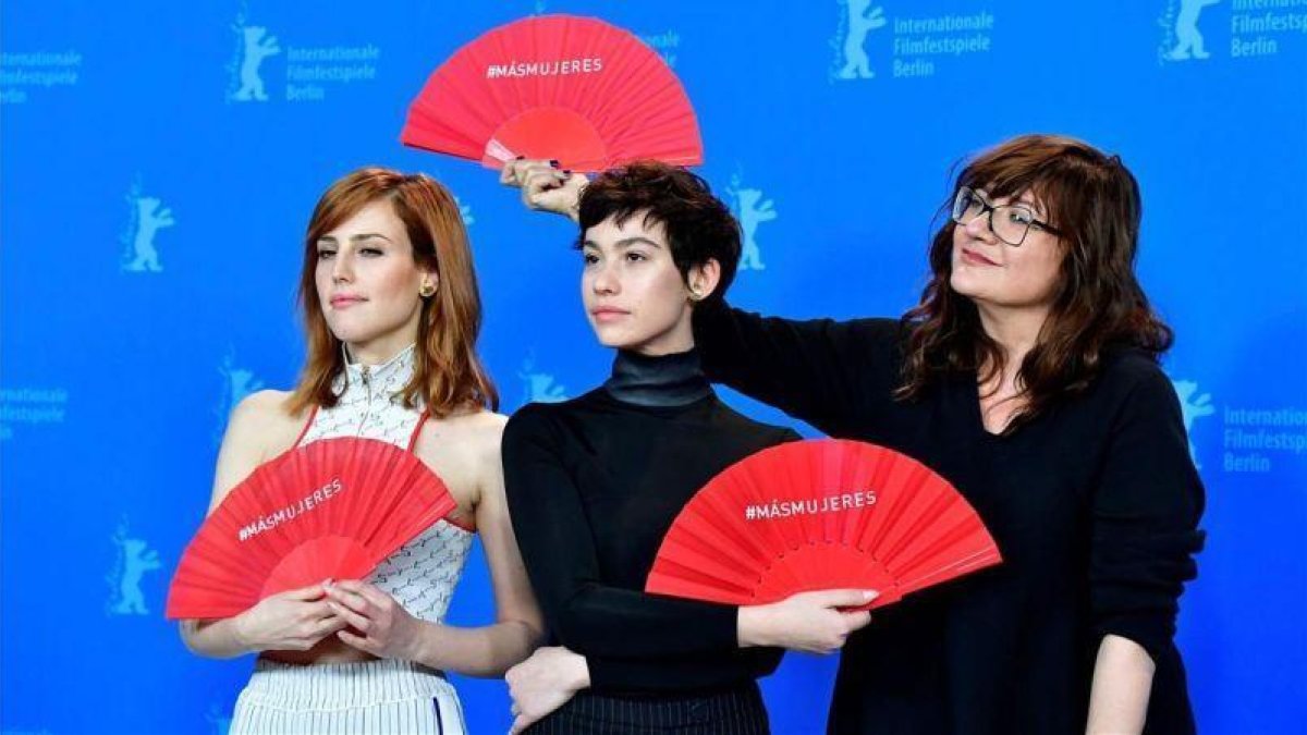 Natalia de Molina, Greta Fernández e Isabel Coixet, en la presentación de Elisa y Marcela en la Berlinale.-AFP / TOBIAS SCHWARTZ