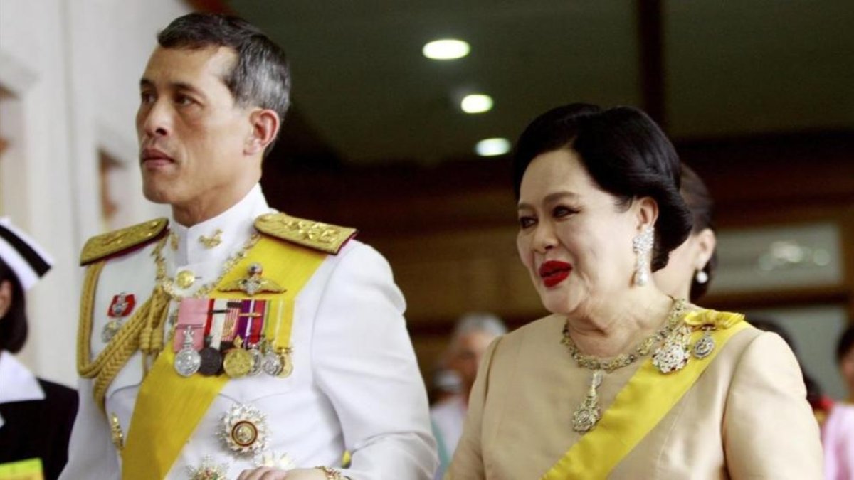 El príncipe Vajiralongkorn con su madre, la reina Sikrit.-AP