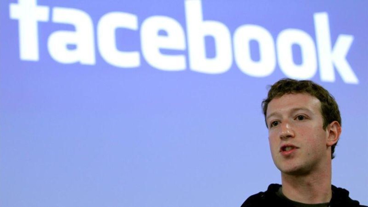 El director ejecutivo y fundador de Facebook, Mark Zuckerberg, durante una rueda de prensa en Palo Alto, Estados Unidos, en mayo del 2010.-ROBERT GALBRAITH (REUTERS)