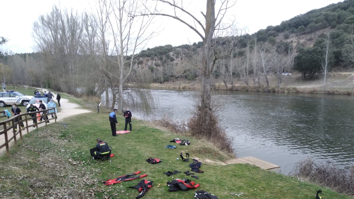 Efectivos de Bomberos buscan a un joven desaparecido en el río Duero mientras nadaba.-MT