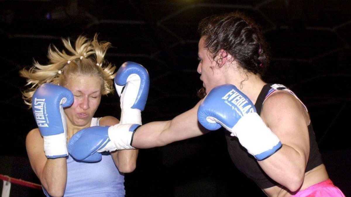 María Jesús Rosa, a la derecha, durante un combate en el 2002.-EFE