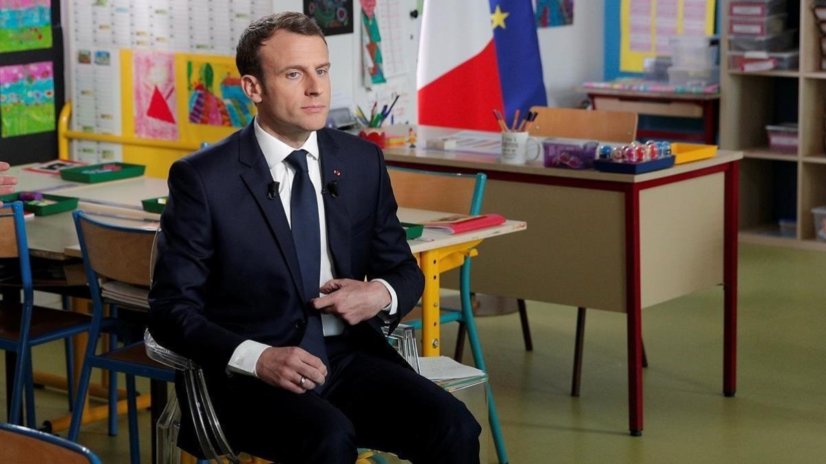 Emmanuel Macron en un aula, el pasado mes de abril.-POOL
