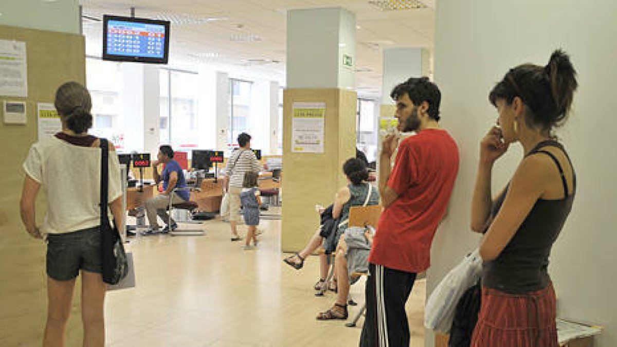 Personas guardando turno en las instalaciones de la Oficina de Empleo en Soria. -