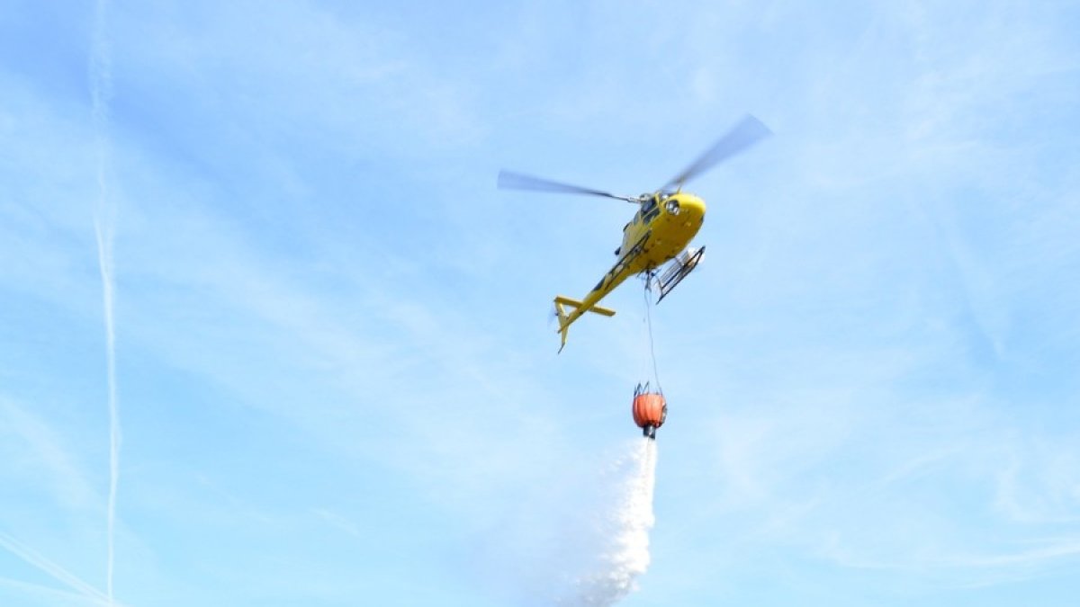 El helicóptero de la ELIF de Garray contra incendios forestales en una imagen de archivos. RAQUEL FERNÁNDEZ