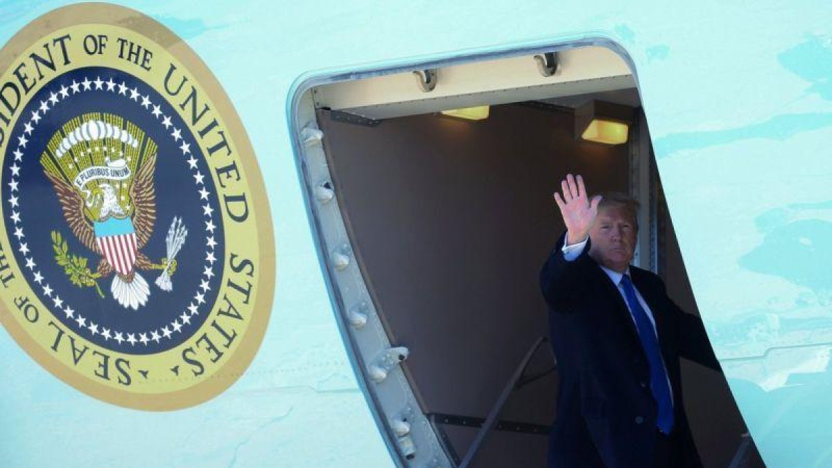 El presidente de los EEUU, Donald Trump, a la entrada del avión Air Force One.-REUTERS