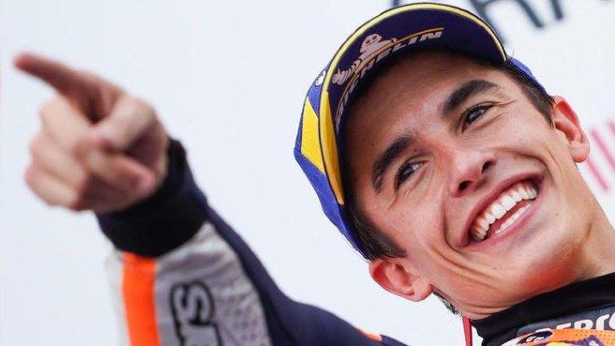 Marc Márquez (Honda), feliz en lo más alto del podio de Phillip Island (Australia).-ALEJANDRO CERESUELA