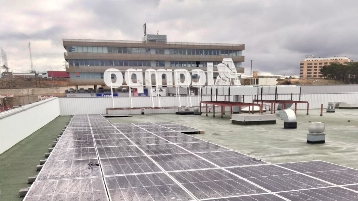 Placas solares sobre la cubierta del Centro Comercial Camaretas, destinadas a generar el 49% de la energía consumida. HDS
