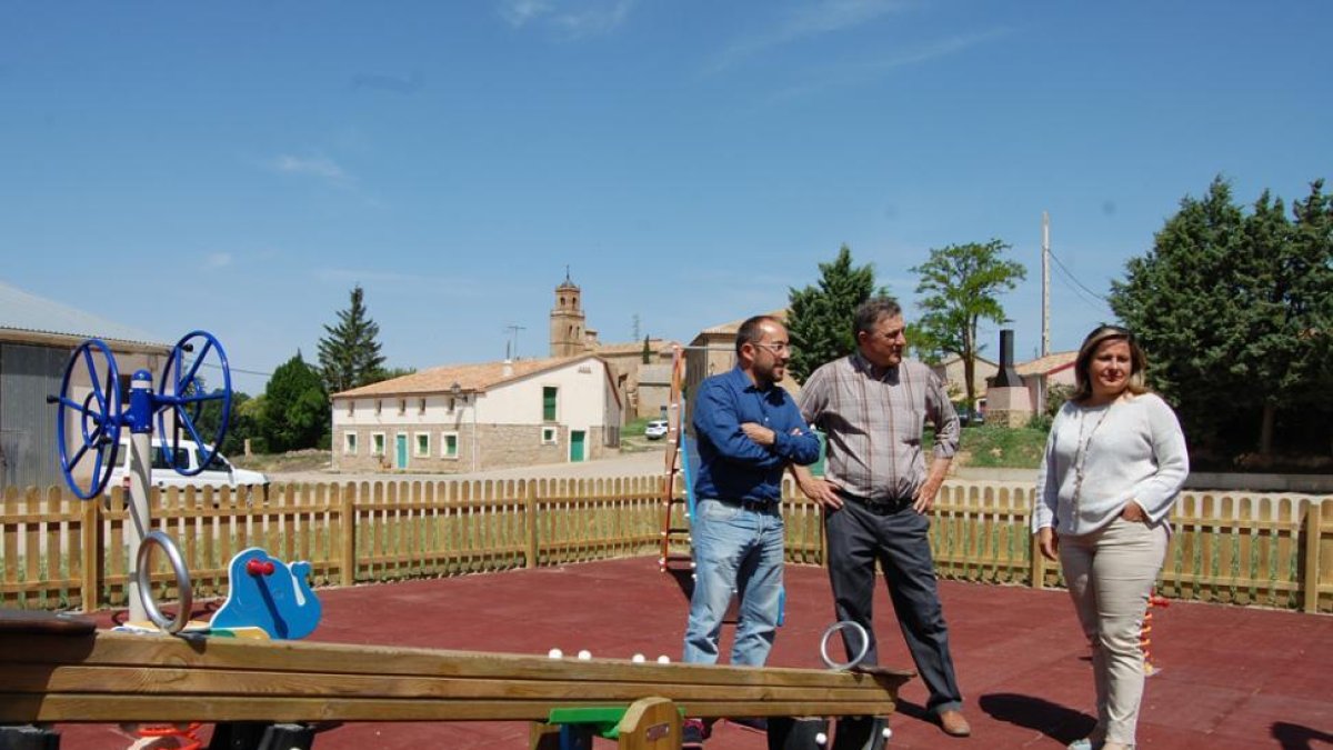 El presidente de la Diputación y la vicepresidenta visitando obras en un área infantil, realizadas a través de Planes-D.S.
