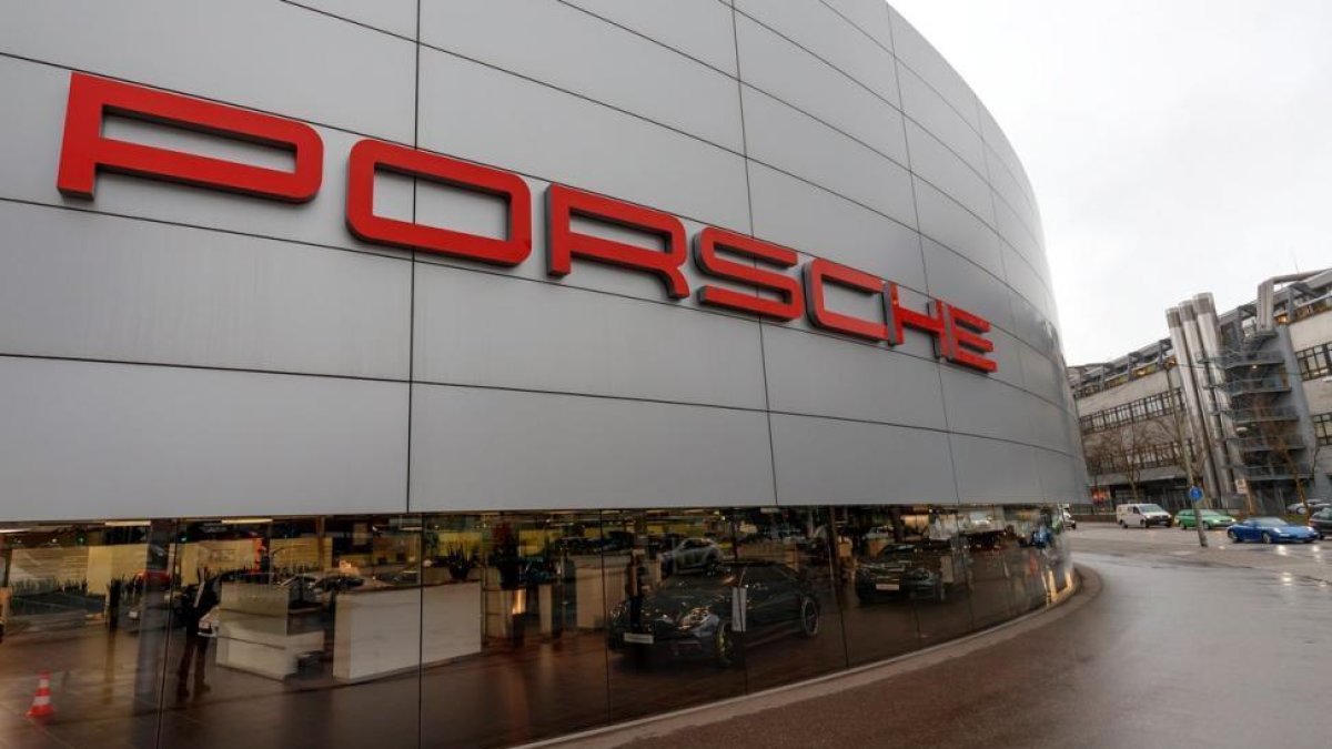 Redada en diez edificios de Porsche, filial de Volkswagen, en Alemania por sospechas de manipulación de emisiones.-RONALD WITTEK (EFE)