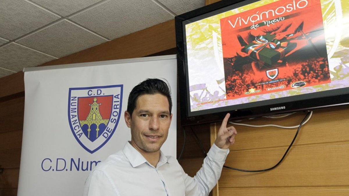 Javier del Pino, responsable del marketing del Numancia presentaba ayer la campaña de abonos del club para la próxima temporada.-Luis Ángel Tejedor