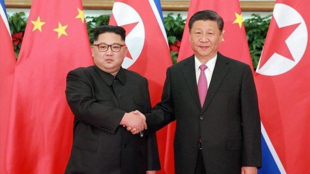 Fotografía de archivo de mayo del 2018 de Kim Jong-un y Xi Jinping en Dalian, China.-EFE