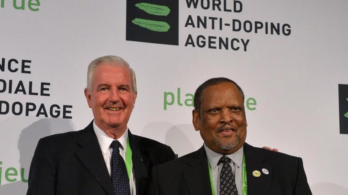 El presidente de la AMA, Craig Reedie (izquierda), y el vicepresidente Makenkesi Stofile.-AFP / ALEXANDER JOE