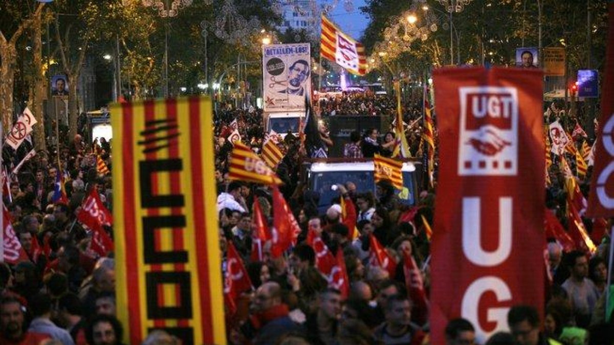 Imagen de archivo de la manifestación por Paseo de Gracia durante la huelga general del 2012, convocada contra la reforma laboral del PP.-JULIO CARBÓ (EL PERIÓDICO)