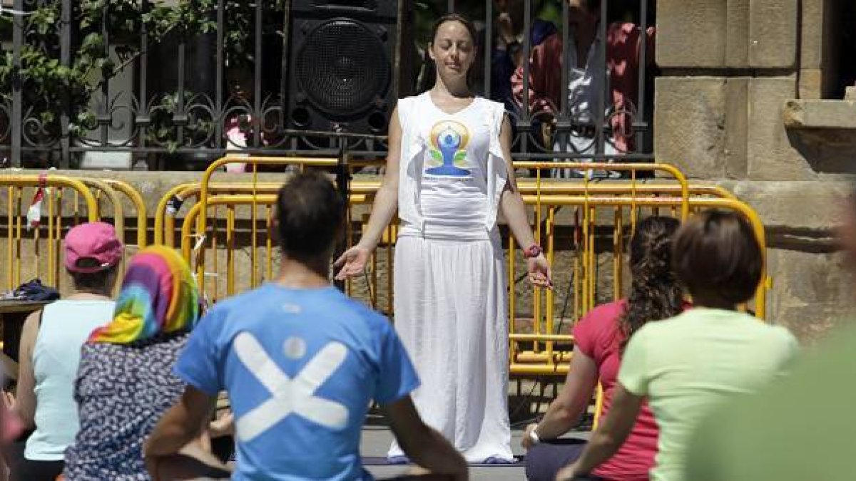 Clase de yoga ayer en la plaza de Mariano Granados.-DIEGO MAYOR
