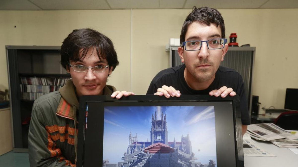 Gabriel García y Alberto Santamarina muestran la catedral de Burgos en Minecraft.-RAÚL OCHOA