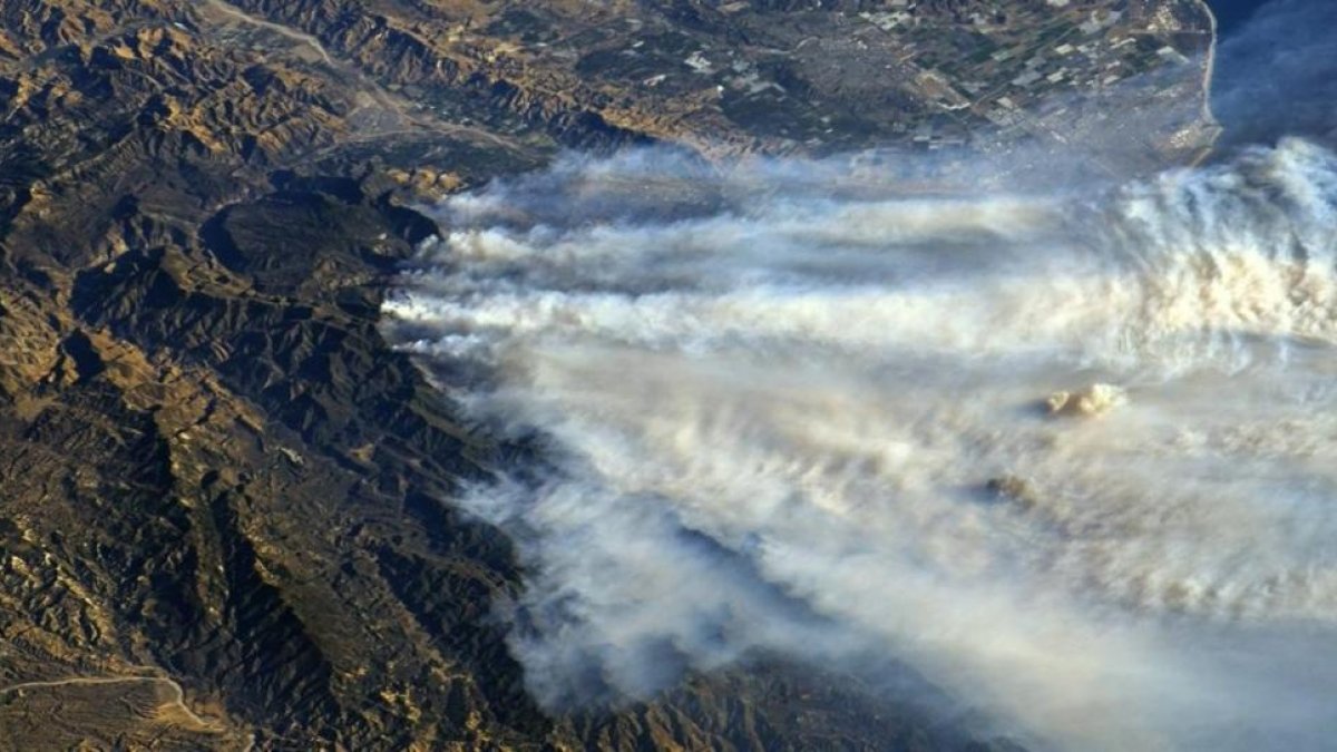 Imagen tomada por la NASA desde la Estación Espacial Internacional de los incendios en California.-NASA / RANDY BRESNIK / EFE