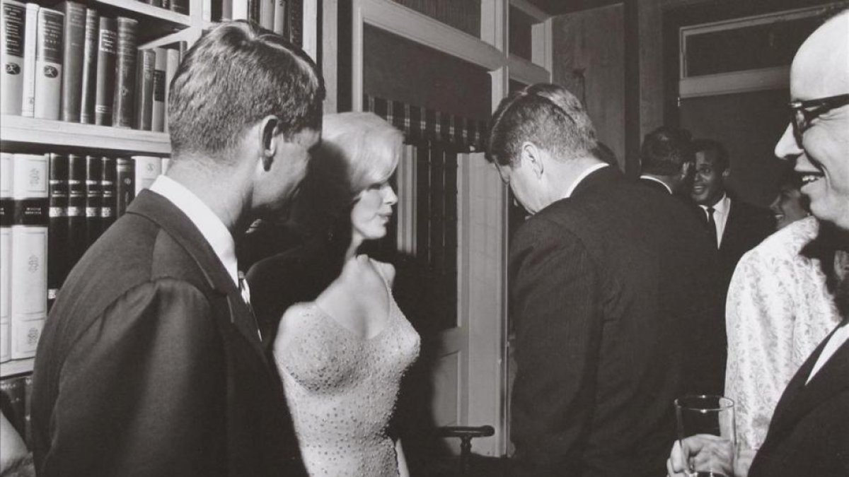 Marilyn Monroe, entre Robert y John Kennedy, de los que fue amante, aquella icónica noche de mayo de 1962.-CECIL STOUGHTON