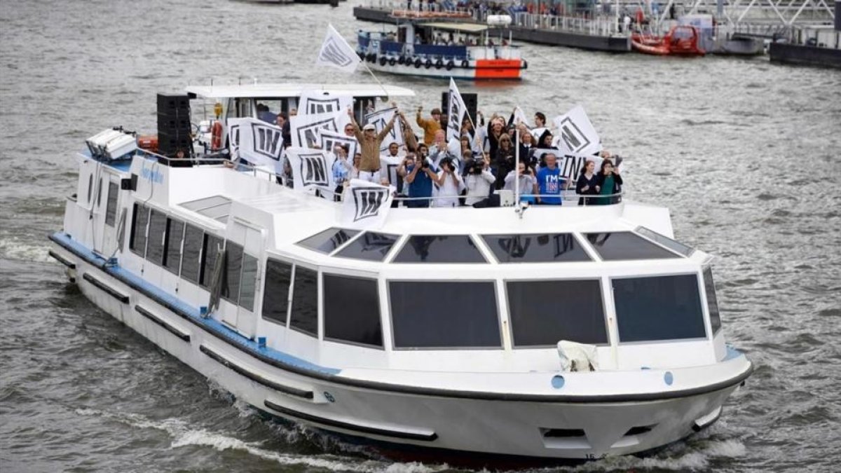Un barco con partidarios de votar por la permanencia en la UE, incluyendo al cantante irlandés Bob Geldof (centro) navega por el Tamésis para contrarrestar a la flotilla del 'no', en Londres, el 15 de junio.-AFP / NIKLAS HALLEN