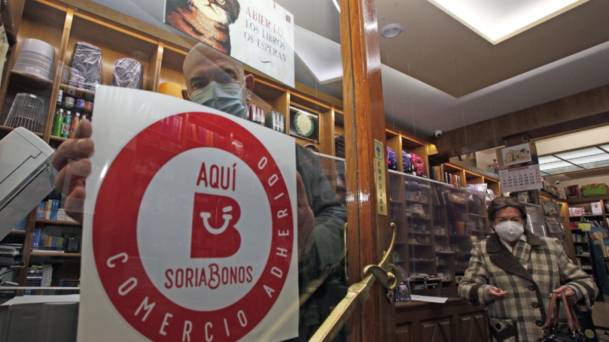 Cartel del programa Soria Bonos en un establecimiento durante la pasada campaña. MARIO TEJEDOR