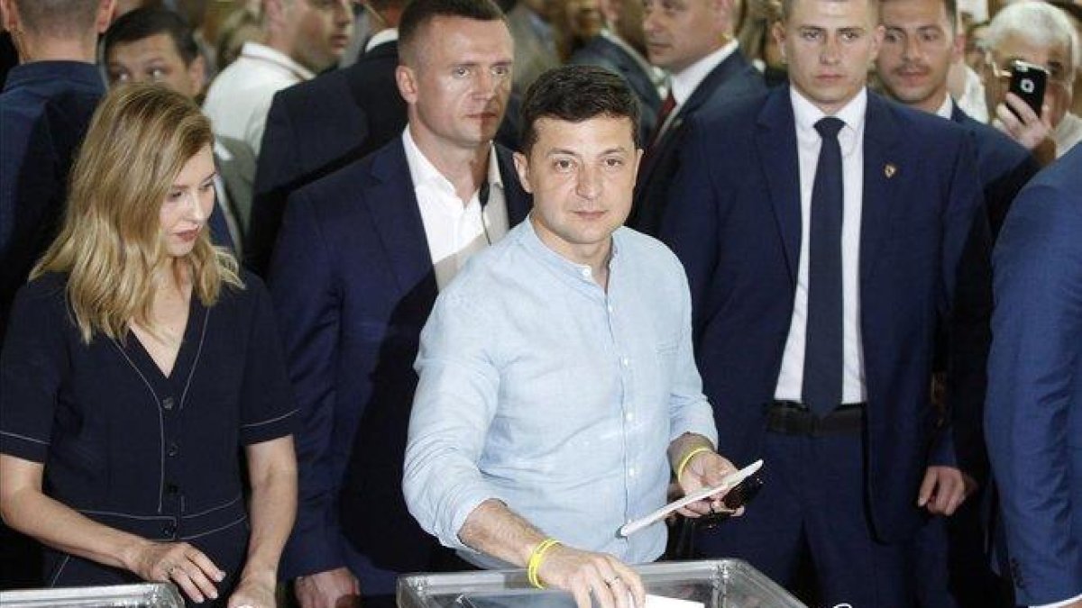 Zelenski, en el momento de votar en Kiev.-EFE EPA STEPAN FRANKO