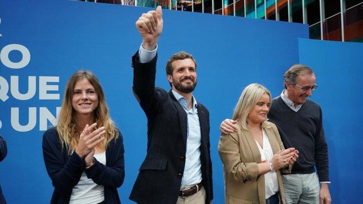 Pablo Casado, en el centro, con los políticos del PP vasco Beatriz Fanjul (izquierda de la foto), Mari Mar Blanco y Alfonso Alonso, este viernes en Vitoria.-EUROPA PRESS