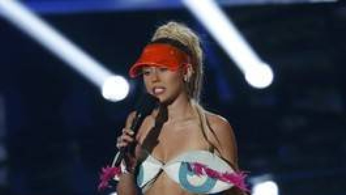Miley Cyrus, con un vestido de Agatha Ruiz de la Prada que simula una cara con unos ojos a modo de top y unos 'shorts' en forma de boca, en la gala de los 'MTV Video Music Awards' en Los Ángeles.-