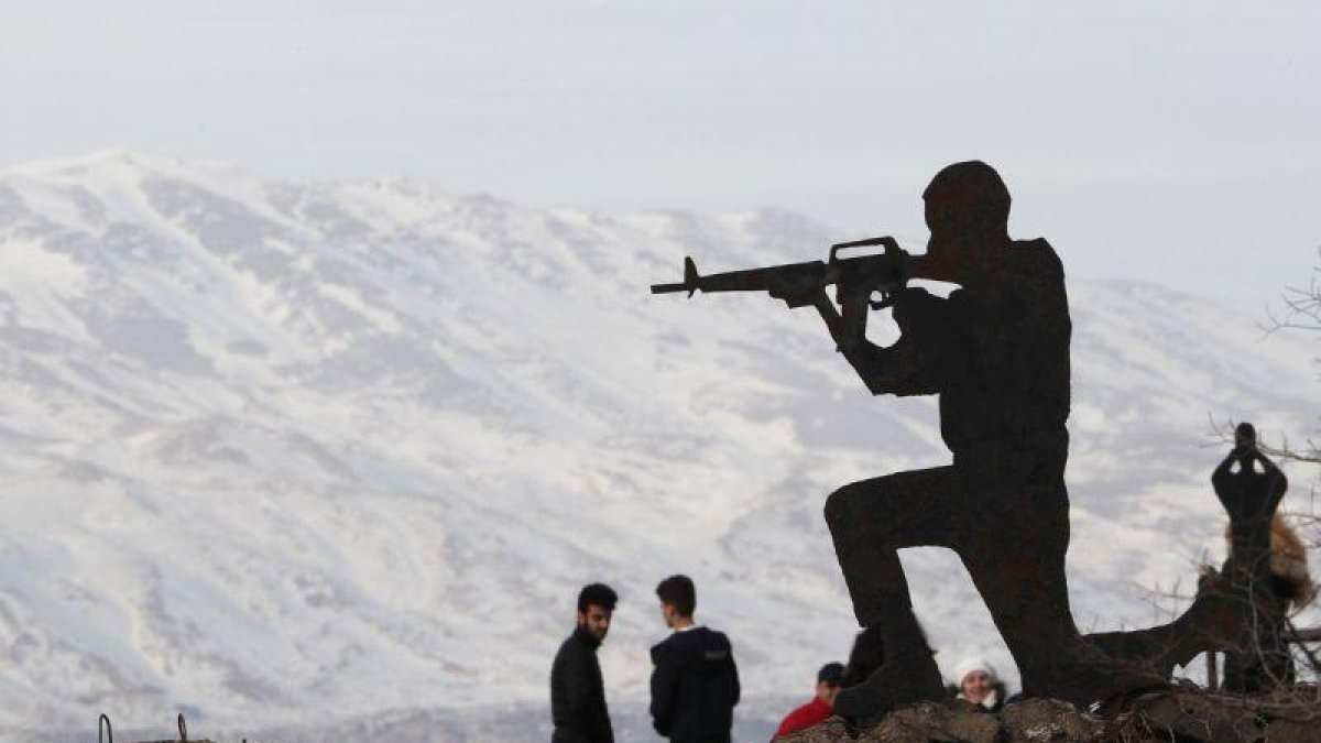 Tropas israelís, en Ben Tal, con el monte Hermon al fondo.-EPA