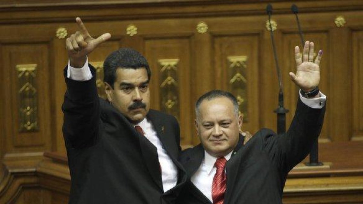 Nicolás Maduro junto a su mano derecha, Diosdado Cabello.-AP