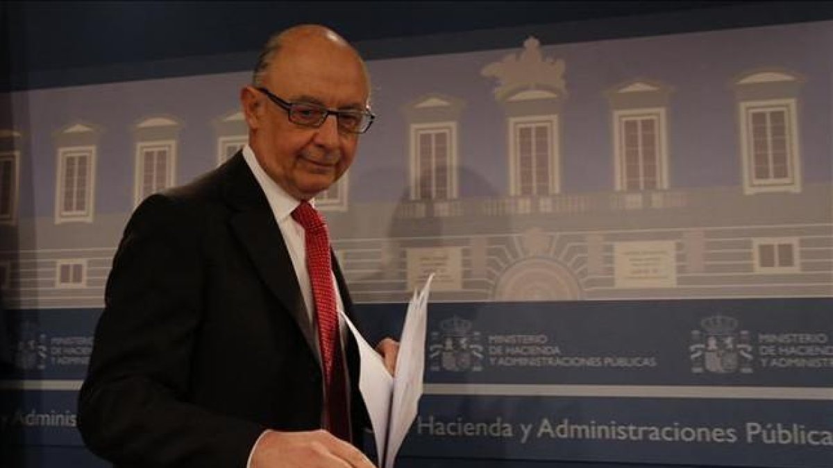 El ministro de Hacienda, Cristóbal Montoro, durante la rueda de prensa.-AGUSTÍN CATALÁN