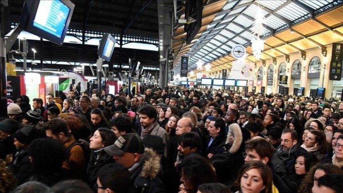 Cientos de personas abarrotan la estación de tren de Saint-Lazare, en París, en una nueva jornada de huelga de los transportes.-AFP
