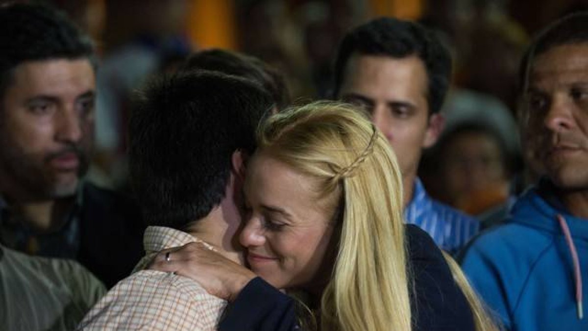 Lilian Tintori, esposa de Leopoldo López, recibe el apoyo de los simpatizantes del líder opositor, este jueves, tras conocerse la sentencia.-AFP / FEDERICO PARRA