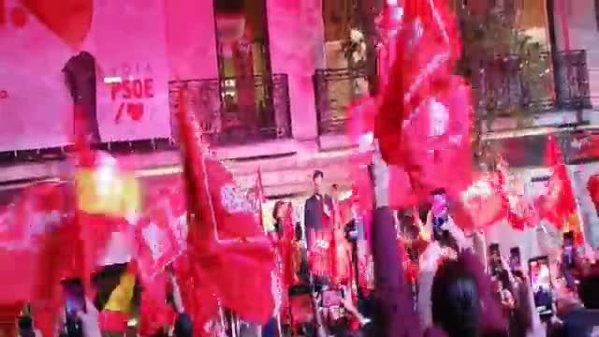 Militantes del PSOE gritan a Pedro Sánchez ante la sede de Ferraz.-