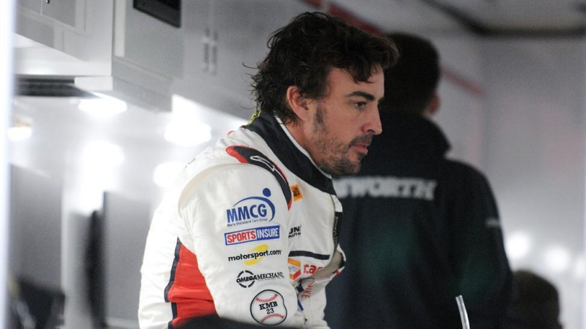 El piloto español Fernando Alonso se reúne con su equipo.-/ EFE / GERARDO MORA (GERARDO MORA)