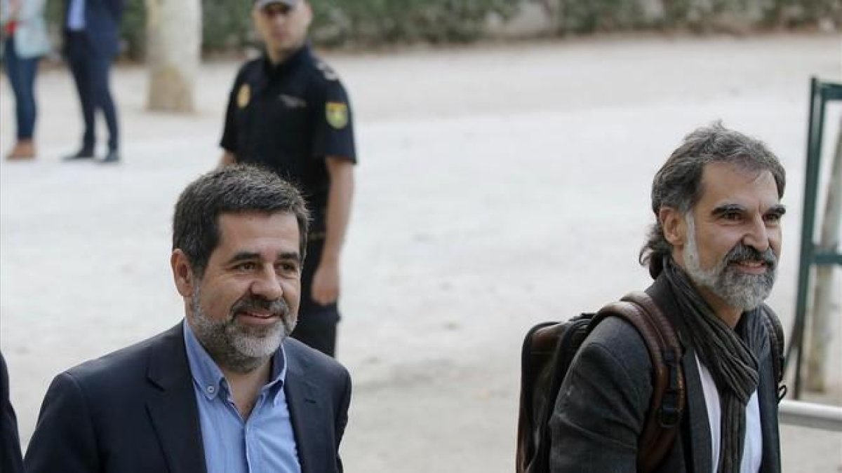 Jordi Sánchez y Jordi Cuixart a su llegada a la Audiencia Nacional, el pasado 16 de octubre.-JOSÉ LUIS ROCA