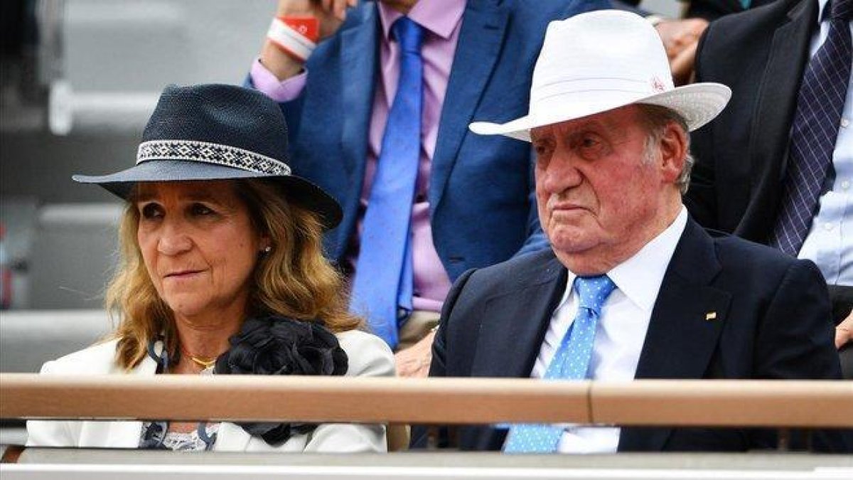 La infanta Elena y el Rey emérito Juan Carlos I, durante la final de Roland Garros que Rafa Nadal ganó este domingo.-MARTIN BUREAU (AFP)