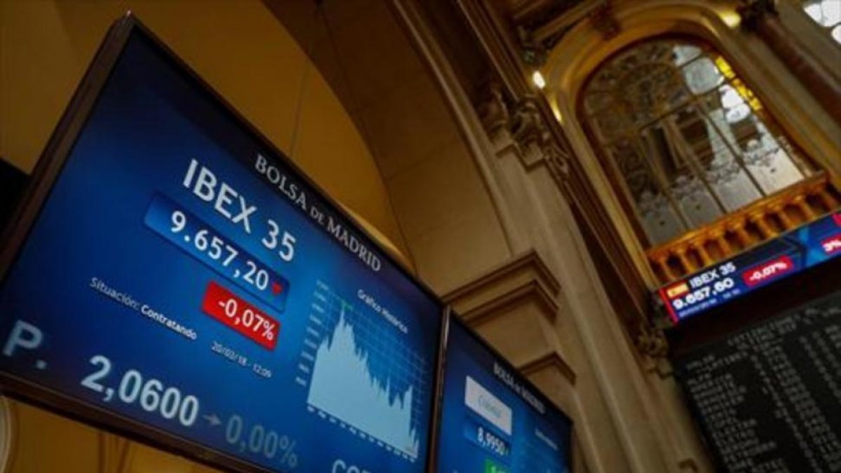 Panel de la Bolsa de Madrid, con la evolución del Ibex 35.-/ EFE / EMILIO NARANJO